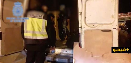 شاهدوا بالفيديو.. توقيف 4 مغاربة مختبئين داخل سيارة لنقل البضائع حاولوا العبور الى إسبانيا شاهدوا بالفيديو.. توقيف 4 مغاربة مختبئين داخل سيارة لنقل البضائع حاولوا العبور الى إسبانيا