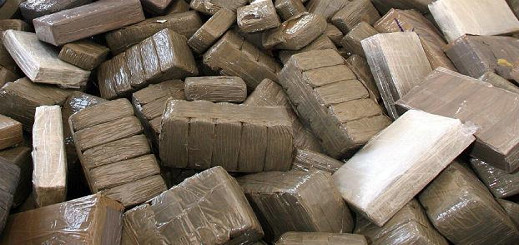 الجمارك تحجز أزيد من 4 أطنان من مخدر الشيرا كانت على متن سيارة نفعية الجمارك تحجز أزيد من 4 أطنان من مخدر الشيرا كانت على متن سيارة نفعية