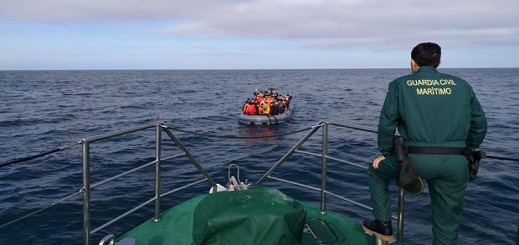 السلطات الإسبانية تعلن عن غرق امرأة واختفاء طفل إثر إنقلاب قارب يحمل 25 مهاجرا في عرض البحر
