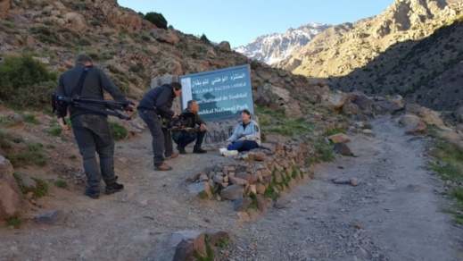 بالصور.. والدة الدانماركية ضحية جريمة "شمهروش" تقضي ليلة بموقع الفاجعة وتلتقي بالساكنة بالصور.. والدة الدانماركية ضحية جريمة "شمهروش" تقضي ليلة بموقع الفاجعة وتلتقي بالساكنة