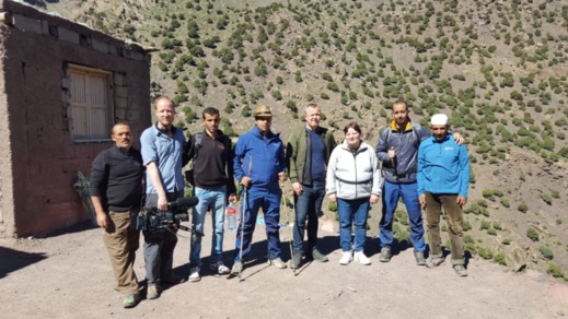 بالصور.. والدة الدانماركية ضحية جريمة "شمهروش" تقضي ليلة بموقع الفاجعة وتلتقي بالساكنة بالصور.. والدة الدانماركية ضحية جريمة "شمهروش" تقضي ليلة بموقع الفاجعة وتلتقي بالساكنة