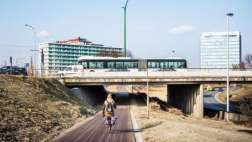 صور مفجعة لجثة مهاجر من ميضار معلقة في قنطرة بأنتويربن تثير جدلا في بلجيكا صور مفجعة لجثة مهاجر من ميضار معلقة في قنطرة بأنتويربن تثير جدلا في بلجيكا