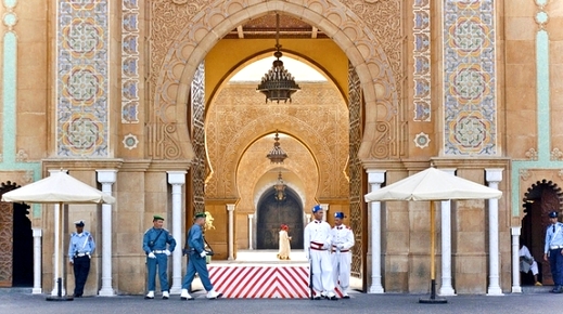 مهاجر من الدريوش يتهم موظف نافذ بالقصر الملكي وشقيقه وجمركي بالنصب عليه في عفو ملكي