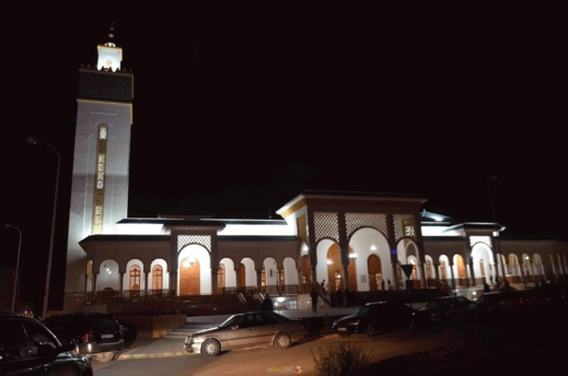 مطالب بتوفير الإنارة أمام مسجد محمد السادس بالناظور بعد مرور 24 ساعة على افتتاحه 
