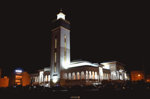 مطالب بتوفير الإنارة أمام مسجد محمد السادس بالناظور بعد مرور 24 ساعة على افتتاحه 