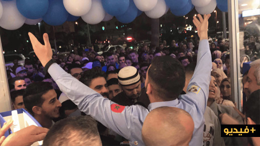 حشود غفيرة من الناظوريين في إفتتاح محل تجاري للألبسة الجاهزة حشود غفيرة من الناظوريين في إفتتاح محل تجاري للألبسة الجاهزة