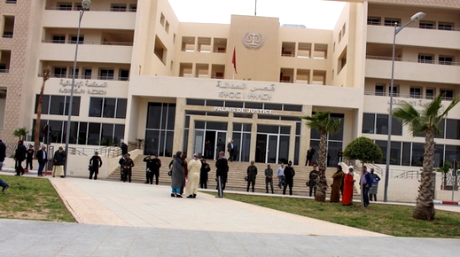 متهم باغتصاب ابنة أخيه يشنق نفسه داخل محكمة الاستئناف في وجدة متهم باغتصاب ابنة أخيه يشنق نفسه داخل محكمة الاستئناف في وجدة