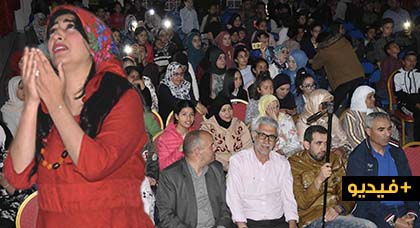 بحضور فعاليات محلية وحشود غفيرة.. مسرحية "أنا وبناتي" للممثلة دنيا بوطازوت تُلهب ساكنة بني انصار بحضور فعاليات محلية وحشود غفيرة.. مسرحية "أنا وبناتي" للممثلة دنيا بوطازوت تُلهب ساكنة بني انصار