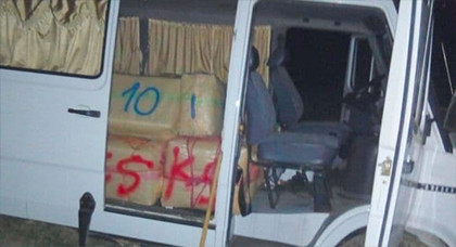 توقيف سيارة محملة بحوالي طن من الحشيش وسائقها يلوذ بالفرار توقيف سيارة محملة بحوالي طن من الحشيش وسائقها يلوذ بالفرار