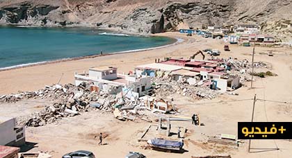 شاهدوا.. استمرار تحرير الملك البحري بشاطئ تشارنا وهدم المنازل التي كان يستغلها الإسبان شاهدوا.. استمرار تحرير الملك البحري بشاطئ تشارنا وهدم المنازل التي كان يستغلها الإسبان