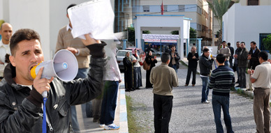 تنسيقية التعليم من أجل حركة نزيهة وعادلة تطالب بالإفصاح عن المناصب الشاغرة في وقفة احتجاجية بنيابة التعليم بالناظور تنسيقية التعليم من أجل حركة نزيهة وعادلة تطالب بالإفصاح عن المناصب الشاغرة في وقفة احتجاجية بنيابة التعليم بالناظور