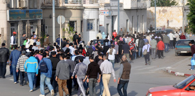 معطلو الناظور يواصلون مسيراتهم الاحتجاجية المطالبة بنيل حظهم من الوظيفة العمومية معطلو الناظور يواصلون مسيراتهم الاحتجاجية المطالبة بنيل حظهم من الوظيفة العمومية