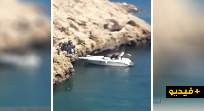 شاهدوا.. قارب ترفيهي يحمل أكثر من عشرين "حراكا" في واضحة النهار انطلاقا من شاطئ بمليلية 