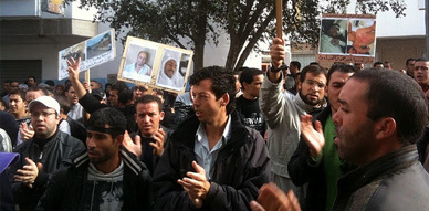 الهجوم على منزل وكيل الملك بالحسيمة وتخريب سيارته والمئات يخرجون للشارع ضده الهجوم على منزل وكيل الملك بالحسيمة وتخريب سيارته والمئات يخرجون للشارع ضده