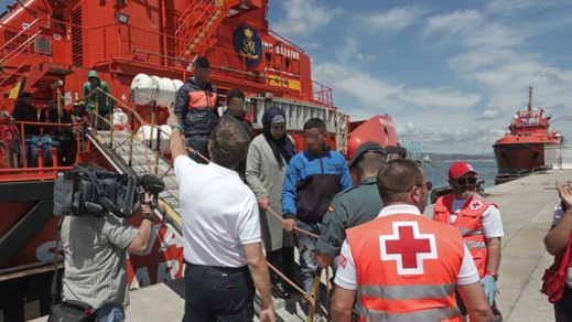 بالصور.. إنقاذ 16 مهاجرا سريا من مياه المتوسط ضمنهم إمرأة حامل بالصور.. إنقاذ 16 مهاجرا سريا من مياه المتوسط ضمنهم إمرأة حامل