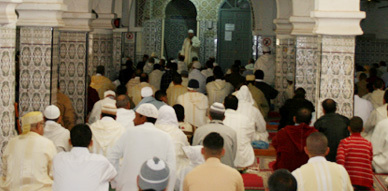 ساكنة العروي تؤدي شعيرة صلاة عيد الاضحى المبارك وتحتفل بالمناسبة وسط أجواء روحانية ساكنة العروي تؤدي شعيرة صلاة عيد الاضحى المبارك وتحتفل بالمناسبة وسط أجواء روحانية