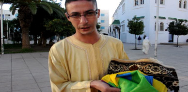 الناشط الأمازيغي رشيد زناي يؤدي صلاة العيد فوق العلم الأمازيغي إحتجاجا على اتهامات جريدة الأسبوع الصحفي