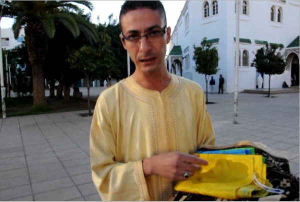 الناشط الأمازيغي رشيد زناي يؤدي صلاة العيد فوق العلم الأمازيغي إحتجاجا على اتهامات جريدة الأسبوع الصحفي الناشط الأمازيغي رشيد زناي يؤدي صلاة العيد فوق العلم الأمازيغي إحتجاجا على اتهامات جريدة الأسبوع الصحفي