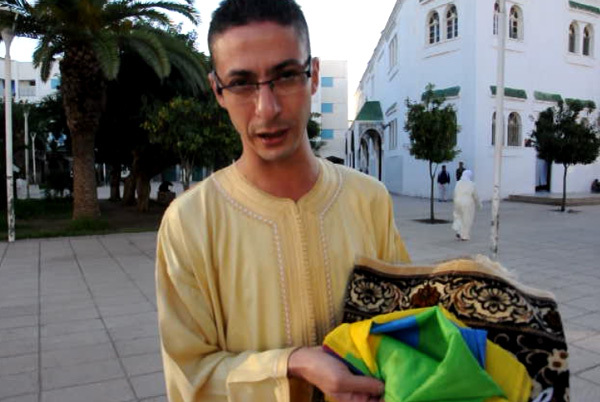 الناشط الأمازيغي رشيد زناي يؤدي صلاة العيد فوق العلم الأمازيغي إحتجاجا على اتهامات جريدة الأسبوع الصحفي الناشط الأمازيغي رشيد زناي يؤدي صلاة العيد فوق العلم الأمازيغي إحتجاجا على اتهامات جريدة الأسبوع الصحفي