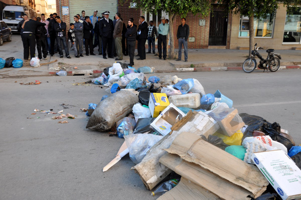 ساكنة حي أولاد ابراهيم بالناظور تخرج الى الشارع احتجاجا على تأخر جمع النفايات بها