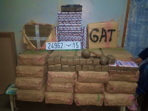 بالصور.. توقيف سائق شاحنة وابنه البالغ من العمر 19 سنة وبحوزتهم 575 كيلوغراما من الشيرا بالصور.. توقيف سائق شاحنة وابنه البالغ من العمر 19 سنة وبحوزتهم 575 كيلوغراما من الشيرا