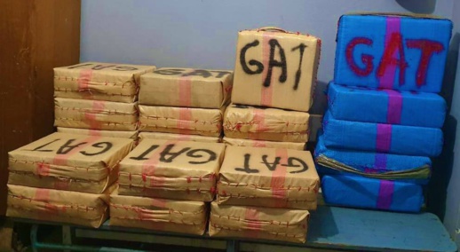 بالصور.. توقيف سائق شاحنة وابنه البالغ من العمر 19 سنة وبحوزتهم 575 كيلوغراما من الشيرا