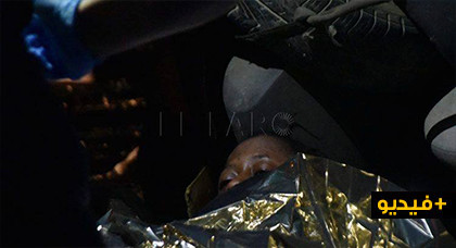 بالفيديو.. العثور على 7 مهاجرين سريين مختبئين داخل سيارة نفعية إصطدمت بأحد المنازل