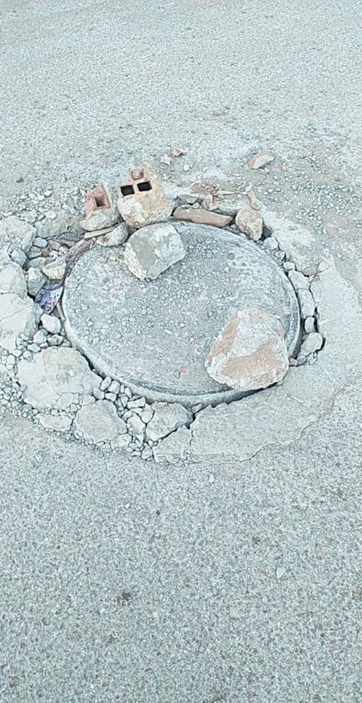 بالصور.. حفرة وسط الشارع العام بجماعة الكبداني تربك حركة السير والجولان بالصور.. حفرة وسط الشارع العام بجماعة الكبداني تربك حركة السير والجولان