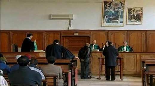 فرار سجين من وسط محكمة طنجة بطريقة هوليودية يستنفر الأمن فرار سجين من وسط محكمة طنجة بطريقة هوليودية يستنفر الأمن