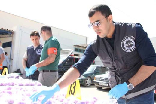 أمن الناظور يعرض محجوزات عصابة إجرامية تنشط في ترويج المخدرات والمؤثرات العقلية أمن الناظور يعرض محجوزات عصابة إجرامية تنشط في ترويج المخدرات والمؤثرات العقلية