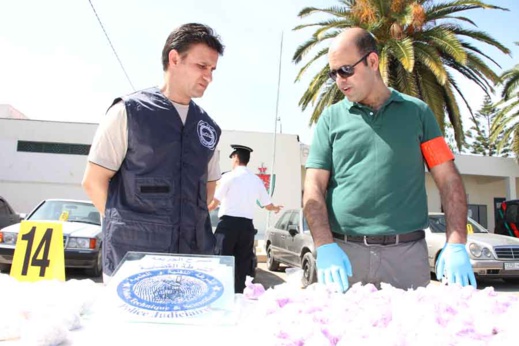 أمن الناظور يعرض محجوزات عصابة إجرامية تنشط في ترويج المخدرات والمؤثرات العقلية أمن الناظور يعرض محجوزات عصابة إجرامية تنشط في ترويج المخدرات والمؤثرات العقلية