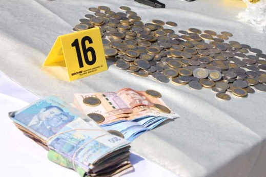 أمن الناظور يعرض محجوزات عصابة إجرامية تنشط في ترويج المخدرات والمؤثرات العقلية أمن الناظور يعرض محجوزات عصابة إجرامية تنشط في ترويج المخدرات والمؤثرات العقلية