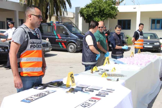 أمن الناظور يعرض محجوزات عصابة إجرامية تنشط في ترويج المخدرات والمؤثرات العقلية أمن الناظور يعرض محجوزات عصابة إجرامية تنشط في ترويج المخدرات والمؤثرات العقلية