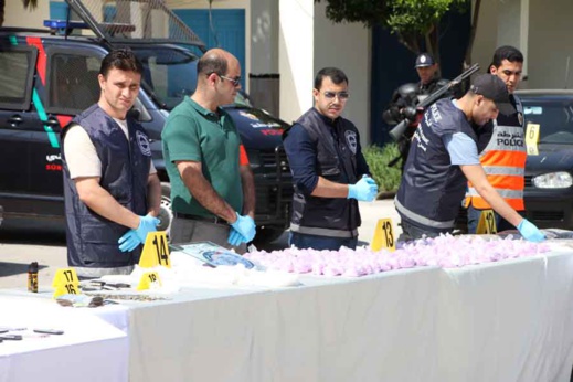 أمن الناظور يعرض محجوزات عصابة إجرامية تنشط في ترويج المخدرات والمؤثرات العقلية أمن الناظور يعرض محجوزات عصابة إجرامية تنشط في ترويج المخدرات والمؤثرات العقلية