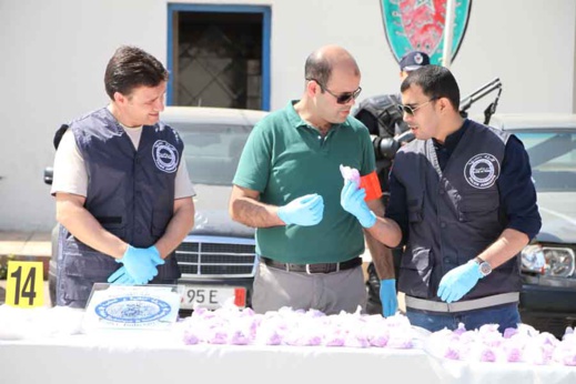 أمن الناظور يعرض محجوزات عصابة إجرامية تنشط في ترويج المخدرات والمؤثرات العقلية 