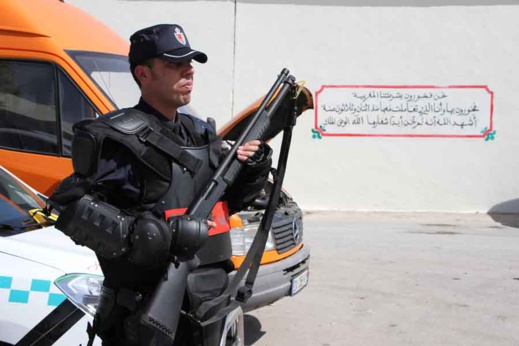 أمن الناظور يعرض محجوزات عصابة إجرامية تنشط في ترويج المخدرات والمؤثرات العقلية أمن الناظور يعرض محجوزات عصابة إجرامية تنشط في ترويج المخدرات والمؤثرات العقلية