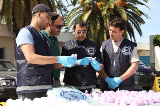 أمن الناظور يعرض محجوزات عصابة إجرامية تنشط في ترويج المخدرات والمؤثرات العقلية أمن الناظور يعرض محجوزات عصابة إجرامية تنشط في ترويج المخدرات والمؤثرات العقلية