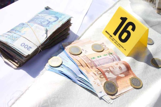 أمن الناظور يعرض محجوزات عصابة إجرامية تنشط في ترويج المخدرات والمؤثرات العقلية أمن الناظور يعرض محجوزات عصابة إجرامية تنشط في ترويج المخدرات والمؤثرات العقلية