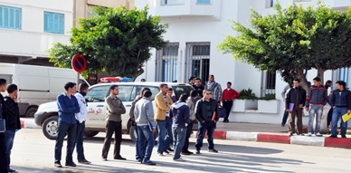 طلبة كلية سلوان يواصلون أشكالهم النضالية وينظمون وقفة احتجاجية جديدة أمام مقر عمالة الناظور طلبة كلية سلوان يواصلون أشكالهم النضالية وينظمون وقفة احتجاجية جديدة أمام مقر عمالة الناظور