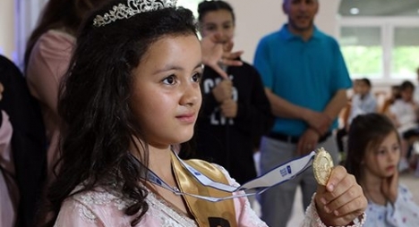 فردوس بوزريوح طفلة مغربية تفوز بتحدي القراءة بألمانيا