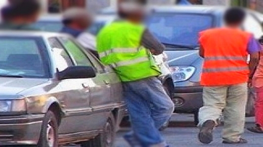 العشرات منهم بالناظور.. وزارة الداخلية تحصي حراس السيارات العشوائيين لهذا السبب العشرات منهم بالناظور.. وزارة الداخلية تحصي حراس السيارات العشوائيين لهذا السبب