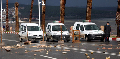 سكان حي شعالة بالناظور يصبون جام غضبهم على المسؤولين بالناظور عقب السيول الجارفة التي اجتاحت الحي سكان حي شعالة بالناظور يصبون جام غضبهم على المسؤولين بالناظور عقب السيول الجارفة التي اجتاحت الحي