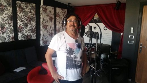 الفنان الريفي "علي أجواو" في حوار شيّق مع ناظورسيتي: هكذا بكى معلمي وأنا أُجوِّد القرآن في المسيد الفنان الريفي "علي أجواو" في حوار شيّق مع ناظورسيتي: هكذا بكى معلمي وأنا أُجوِّد القرآن في المسيد