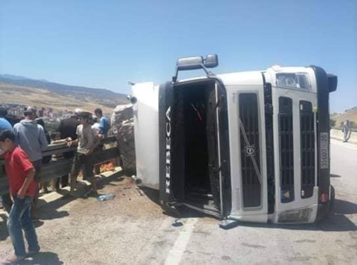 شاهدوا بالفيديو.. انقلاب شاحنة محملة بالخضر والفواكه كانت قادمة الى الناظور وحمولتها تتعرض للنهب