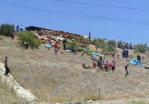 شاهدوا بالفيديو.. انقلاب شاحنة محملة بالخضر والفواكه كانت قادمة الى الناظور وحمولتها تتعرض للنهب