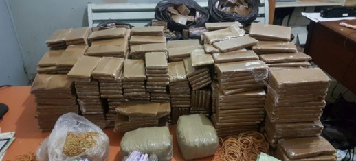 حجز 14 كيلوغراما من الحشيش على متن سيارة خفيفة بباب سبتة حجز 14 كيلوغراما من الحشيش على متن سيارة خفيفة بباب سبتة