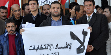 سليمان حوليش وأنصاره يعممون بلاغا ضد عامل إقليم الناظور ويطالبون بمحاكمته تفاديا لانزلاقات ستعرفها المنطقة سليمان حوليش وأنصاره يعممون بلاغا ضد عامل إقليم الناظور ويطالبون بمحاكمته تفاديا لانزلاقات ستعرفها المنطقة