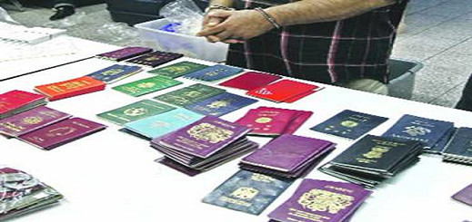 توقيف هولندي يعد جوازات سفر أجنبية مزورة للمغاربة الراغبين في الهجرة مقابل 10 ملايين سنتيم توقيف هولندي يعد جوازات سفر أجنبية مزورة للمغاربة الراغبين في الهجرة مقابل 10 ملايين سنتيم