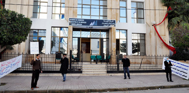موظفو غرفة التجارة بالناظور يواصلون وقفاتهم الاحتجاجية أمام مقر الغرفة موظفو غرفة التجارة بالناظور يواصلون وقفاتهم الاحتجاجية أمام مقر الغرفة
