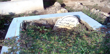 مقابر بزايو تتعرى بفعل السيولات المطرية والمسؤولين ينتظرون رحمة الله لصيانتها مقابر بزايو تتعرى بفعل السيولات المطرية والمسؤولين ينتظرون رحمة الله لصيانتها